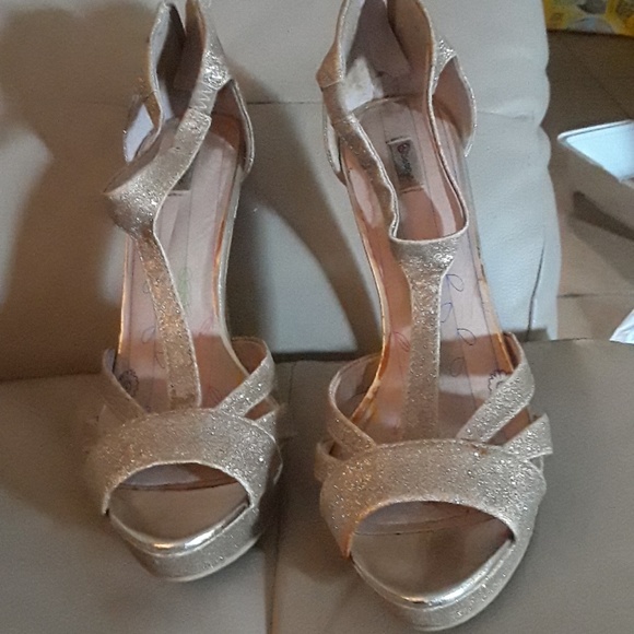 Shoes - Picture 3 of 4